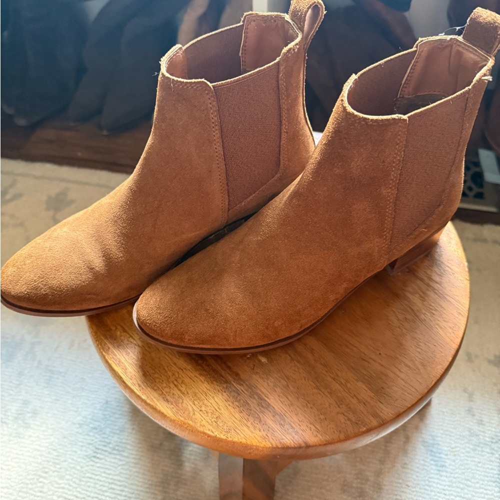 NEW WITHOUT TAGS Steve Madden Tan Suede Ankle Boots